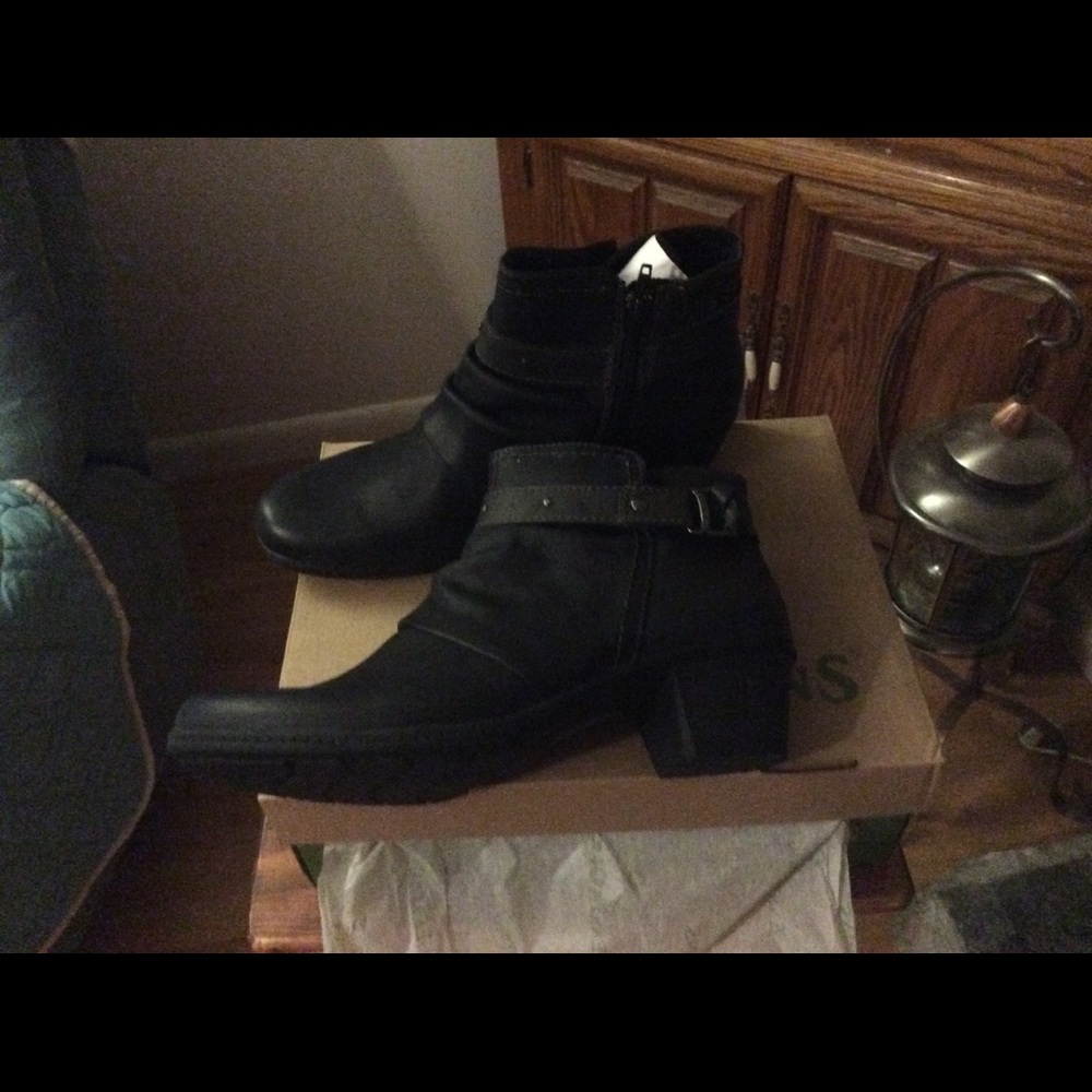 Earth Origins Leather Ankle boots NIB